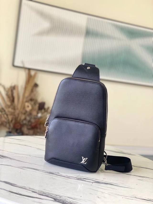 头层皮 顶级原单 M30443 Avenue 单肩包采用 Taga 皮革勾勒标志性线条，点缀字母，更有前拉链袋与内贴袋融入功能性，提供传统双肩包之外的潮流之选。