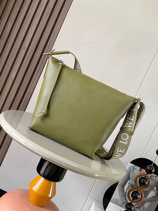 小号Cubi斜挎包惊艳亮相这次出了Cubi 真是让人惊喜配有提花可调节肩带手感亲肤柔和容量大功能性强 可以单肩腋下斜挎 可当健身包使用作为短途旅行的行李袋也是非