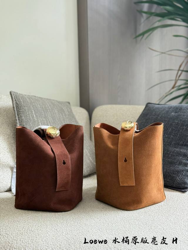 这只麂皮pebble的质感太绝惹④好品味代表词时髦精们 这只大号pebble麂皮的质感真的无敌好 小个子女生的我背起来也毫不费力 时髦感满满 银扣和麂皮和谐感