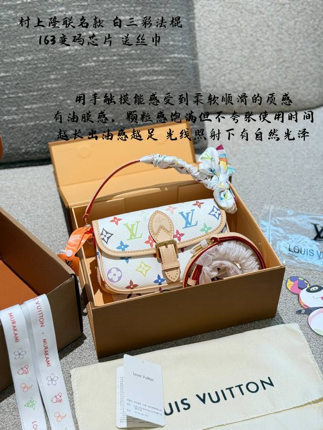 白彩迷你法棍 2025村上隆联名白彩[Nano Diane . 法棍手袋]是Diane手袋迷你版本。 圆形的翻盖及腰带式磁扣闭合，适合放置手机等必备物品，另外可