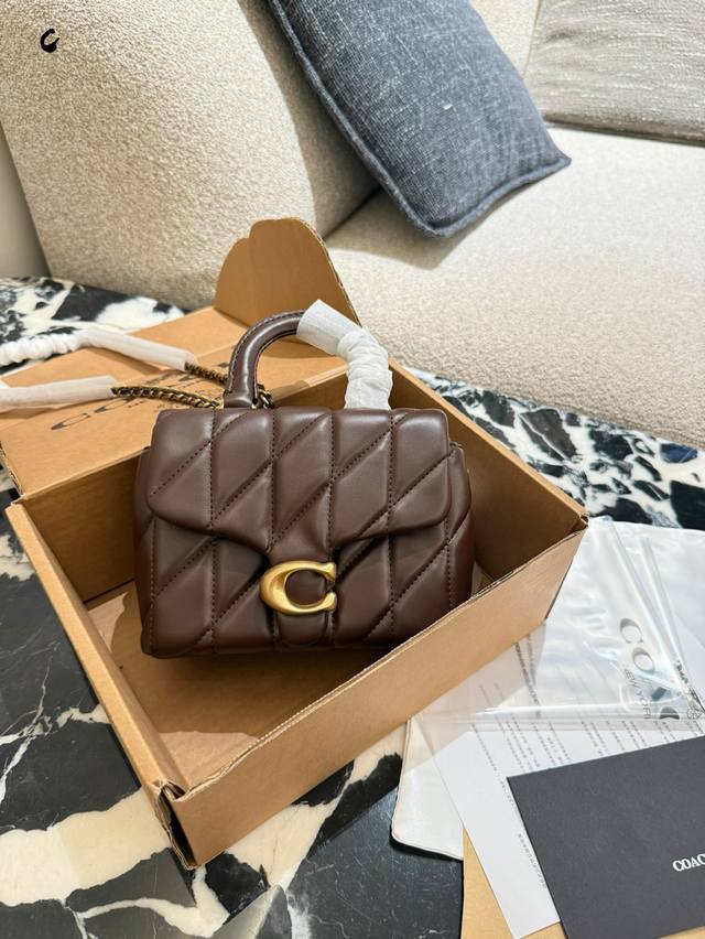 Coach 10月新品Tabby Top Handle 纳帕羊皮的Top Handle终于上新了 小香风适配度 千金感拿捏 黑白棕三种配色可选 Coach 10月新品Tabby Top Handle 纳帕羊皮的Top Handle终于上新了 小香风适配度 千金感拿捏 黑白棕三种配色可选