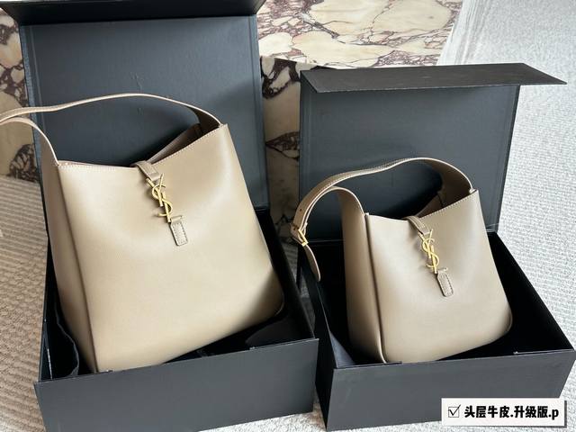 配盒 牛皮 升级版 配盒 牛皮 升级版 Size： 22*21Cm 小号 30*31Cm 中号 谁还没拥有 Ysl Soft Hobo！大爱这款包呀 实用性超强