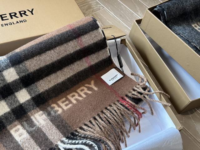 羊绒围巾配盒 Size： Cm*30Cm Bur 羊绒围巾 最温柔的配色 上身超级柔软舒服 这么好看的围巾你还不赶紧定吗