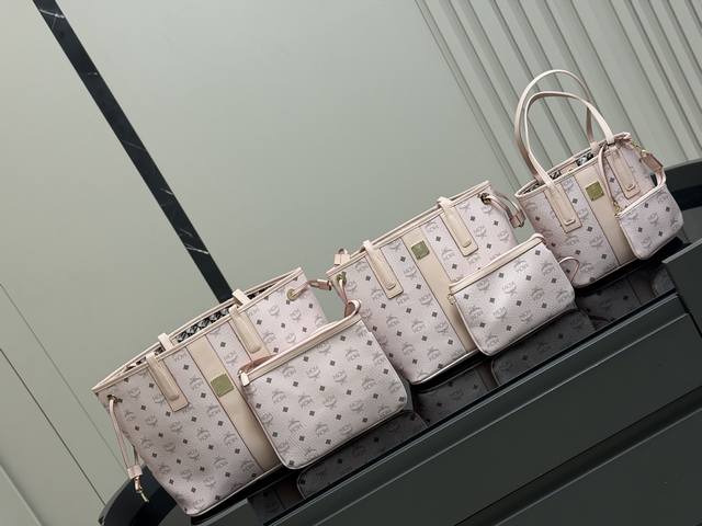 配飞机盒 Size：34*30Cm 31*26Cm 22*21Cm 真心的觉得好看！！ 简单的Mcm购物袋！ 都是无比的好看！ 1包中包 2双面购物袋 3里面小