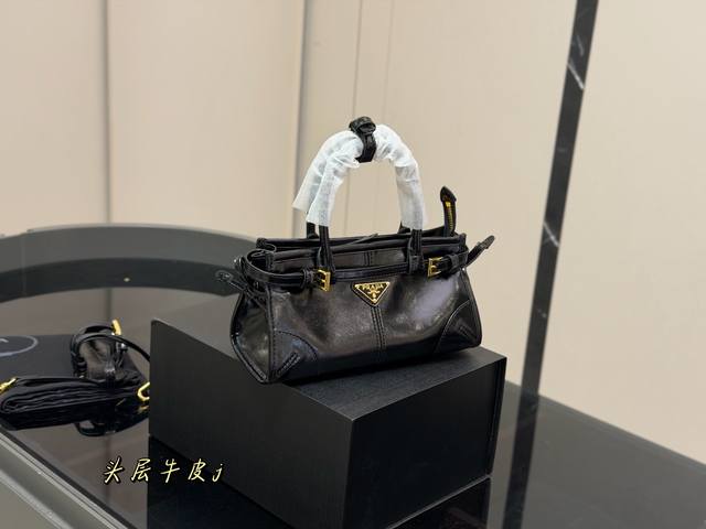 配折叠盒 Size:24.12Cm 普拉达 牛皮Soft Lux 绝对逃不过这个腋下包 容量却很大! 日常用足够啦~ 各种party宴会趴! 配折叠盒 Size:24.12Cm 普拉达 牛皮Soft Lux 绝对逃不过这个腋下包 容量却很大! 日常用足够啦~ 各种party宴会趴!