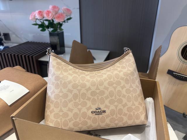 配飞机盒 复刻版 Size:31*23Cm 蔻驰新款Laurel流浪包真的绝美 随性慵懒轻松拿捏 一长一短两条肩带 单肩斜挎手提腋下背 都可以随意百搭 内部有带 配飞机盒 复刻版 Size:31*23Cm 蔻驰新款Laurel流浪包真的绝美 随性慵懒轻松拿捏 一长一短两条肩带 单肩斜挎手提腋下背 都可以随意百搭 内部有带