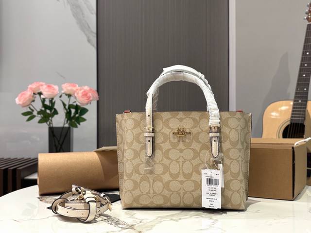 配盒 复刻版 Size:25*20Cm 蔻驰 小号托特包Mollie Tote 等比例缩小版托特包, 手拎小巧, 但又有三个隔层! 实用满分100! 可以斜挎, 配盒 复刻版 Size:25*20Cm 蔻驰 小号托特包Mollie Tote 等比例缩小版托特包, 手拎小巧, 但又有三个隔层! 实用满分100! 可以斜挎,