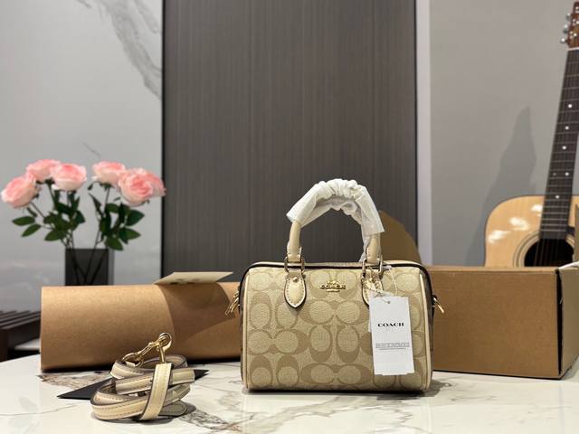 全套包装 Size:18*12Cm 蔻驰 迷你枕头包 新品 超级可爱的迷你波士顿 经典的小号的 Size 小小的身体,大大的容量! 渠道货很难得哦! 搜索Coa 全套包装 Size:18*12Cm 蔻驰 迷你枕头包 新品 超级可爱的迷你波士顿 经典的小号的 Size 小小的身体,大大的容量! 渠道货很难得哦! 搜索Coa