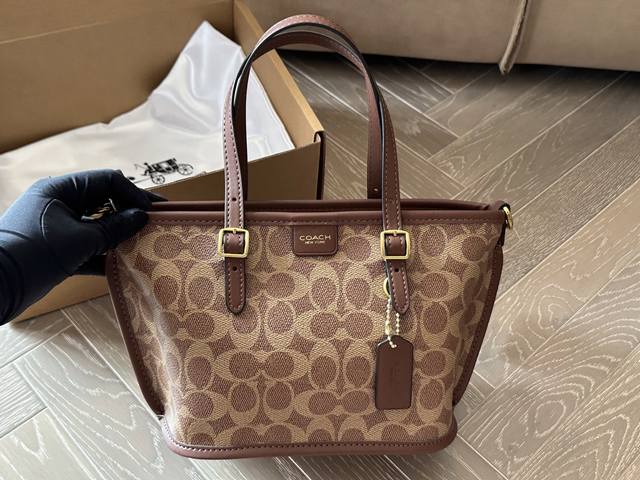 谁懂这种田园系纯纯少女的含茶量~ 背上这只包像是回到了18岁 蔻驰家经典的City系列居然出了个迷你托特 City15粉笔白色小巧精致的包包搭配温柔配色.上身特 谁懂这种田园系纯纯少女的含茶量~ 背上这只包像是回到了18岁 蔻驰家经典的City系列居然出了个迷你托特 City15粉笔白色小巧精致的包包搭配温柔配色.上身特