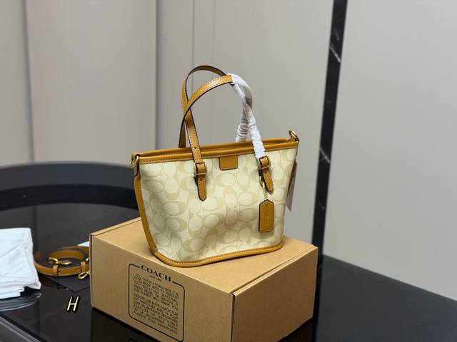 配飞机盒 Size:21.16Cm 蔻驰 Taxi菜篮子! 经典花纹复古感浓烈 配置长肩带 容量大 牛皮 搜索Coach 蔻驰 配飞机盒 Size:21.16Cm 蔻驰 Taxi菜篮子! 经典花纹复古感浓烈 配置长肩带 容量大 牛皮 搜索Coach 蔻驰