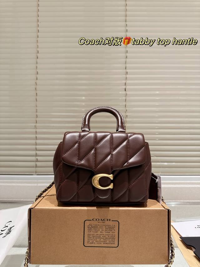 白月光回宫~完全公主风的小包! Coach又放大招,超热门的Tabby系列又推出了Top Handle款式 皮穿链的设计让包包也可以解放双手斜挎背哦 白月光回宫~完全公主风的小包! Coach又放大招,超热门的Tabby系列又推出了Top Handle款式 皮穿链的设计让包包也可以解放双手斜挎背哦