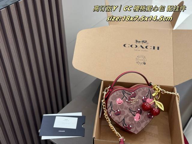 配挂件 飞机盒 Coach 樱桃爱心包 配挂件 樱桃印花又来啦 看起来敲喜庆!气质与可爱并存! 可以手提可以斜挎 包包空间还不小! 两个拉链隔层 长肩带还是皮质 配挂件 飞机盒 Coach 樱桃爱心包 配挂件 樱桃印花又来啦 看起来敲喜庆!气质与可爱并存! 可以手提可以斜挎 包包空间还不小! 两个拉链隔层 长肩带还是皮质