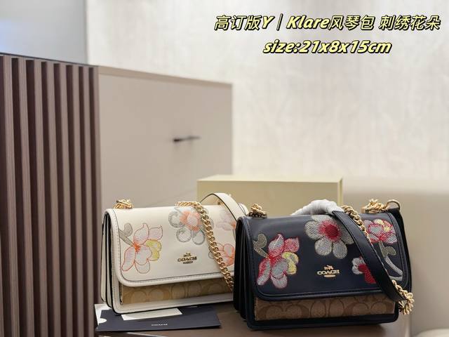飞机盒 Coach Klare风琴包 刺绣花朵 Coach这款外表温柔的包包总是能戳中我的内心 经典老花包身与白色搭配复古又不失优雅。 包盖用刺绣把鲜花刻画的淋 飞机盒 Coach Klare风琴包 刺绣花朵 Coach这款外表温柔的包包总是能戳中我的内心 经典老花包身与白色搭配复古又不失优雅。 包盖用刺绣把鲜花刻画的淋