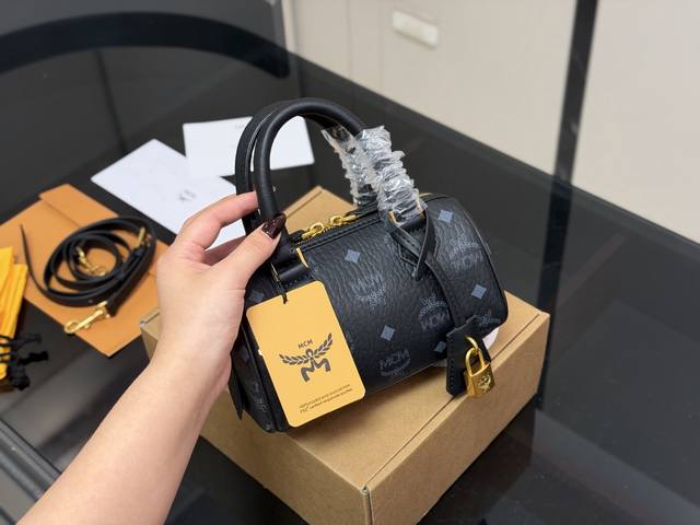 配飞机盒 Size：18Cm Mcm这季主打就是时尚大L Mcm新款Ella枕头包！ 真是方便又实用哦！ 这款太啦！ 非常有街头风，酷炫风，男女都可背！