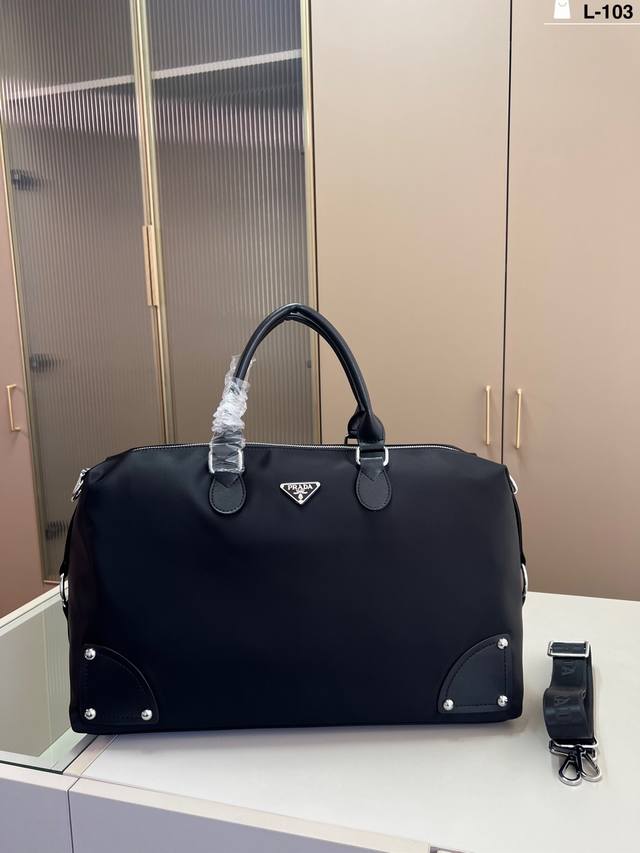prada 普拉达Saffiano尼龙布三角标旅行袋 机场包 手提包袋 采用精湛镶嵌细工L-103尺寸46×26 prada 普拉达Saffiano尼龙布三角标旅行袋 机场包 手提包袋 采用精湛镶嵌细工L-103尺寸46×26