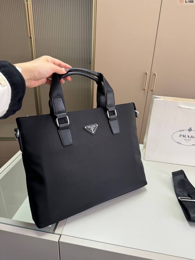 普拉达 男士公文包 可以斜挎可以手提 容量也很大,文件,电脑都可以放 L-103尺寸38×29 普拉达 男士公文包 可以斜挎可以手提 容量也很大,文件,电脑都可以放 L-103尺寸38×29