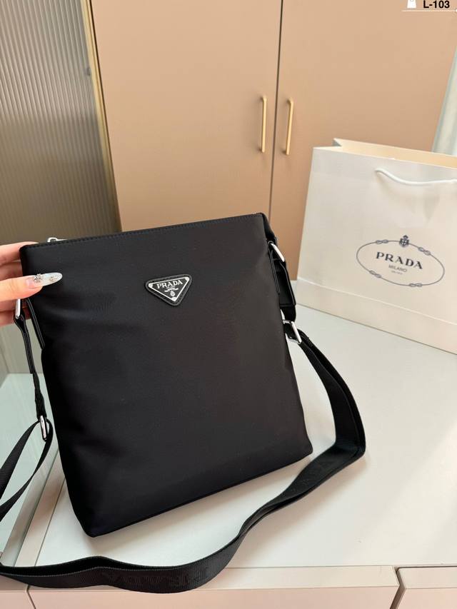 prada 普拉达尼龙布单肩 斜挎邮差包单肩包 男士斜挎包 经典百搭 L-103尺寸30×26 prada 普拉达尼龙布单肩 斜挎邮差包单肩包 男士斜挎包 经典百搭 L-103尺寸30×26