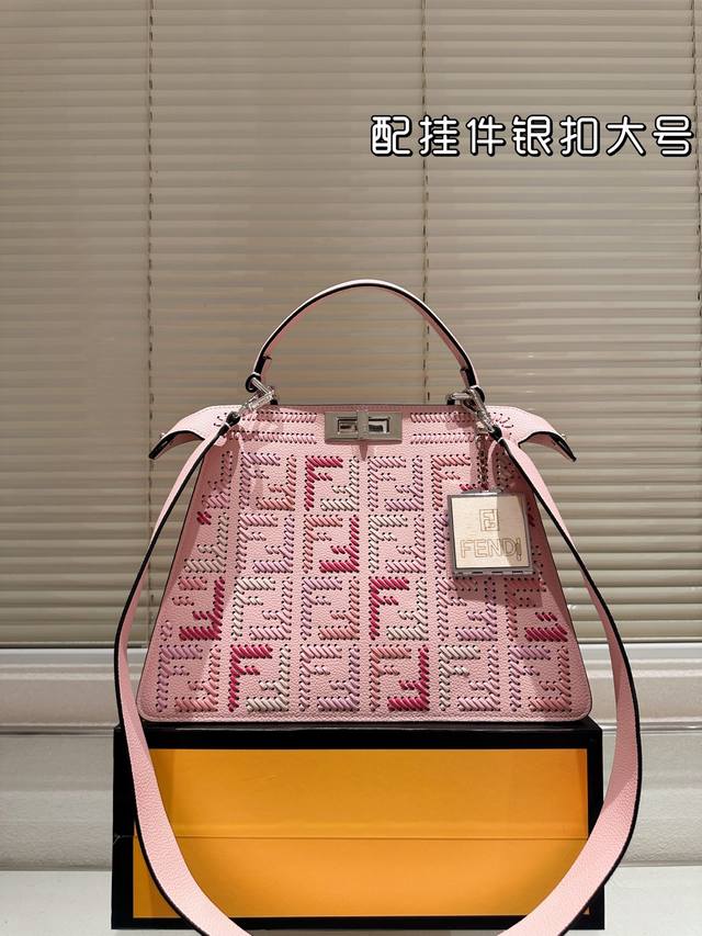 银扣大号 配挂件 Fendi 小怪兽 芬迪 88 周年之年 Fendi手袋,质感光滑,明线剪裁修饰。两个隔层均以经典peekaboo转锁开合。硬隔板并设有一个拉 银扣大号 配挂件 Fendi 小怪兽 芬迪 88 周年之年 Fendi手袋,质感光滑,明线剪裁修饰。两个隔层均以经典peekaboo转锁开合。硬隔板并设有一个拉