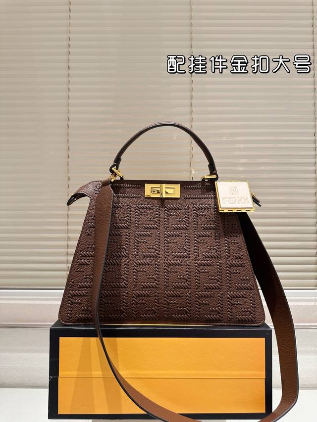 金扣大号 配挂件 Fendi 小怪兽 芬迪 88 周年之年 Fendi手袋,质感光滑,明线剪裁修饰。两个隔层均以经典peekaboo转锁开合。硬隔板并设有一个拉 金扣大号 配挂件 Fendi 小怪兽 芬迪 88 周年之年 Fendi手袋,质感光滑,明线剪裁修饰。两个隔层均以经典peekaboo转锁开合。硬隔板并设有一个拉