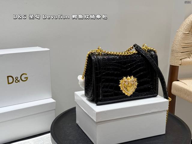 配盒子 尺寸22*14 杜嘉班纳D&G 圣心Devotion鳄鱼纹链条包Dg 纯欲系包包实在是太太太高级又很温柔 拿在手上少女感十足，仿佛时间停滞在听你诉说你们