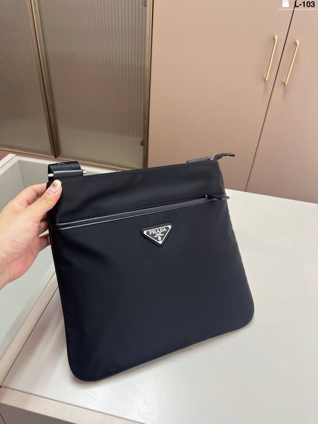 prada 普拉达尼龙布单肩 斜挎邮差包单肩包 男士斜挎包 经典百搭L-103尺寸29×27 prada 普拉达尼龙布单肩 斜挎邮差包单肩包 男士斜挎包 经典百搭L-103尺寸29×27