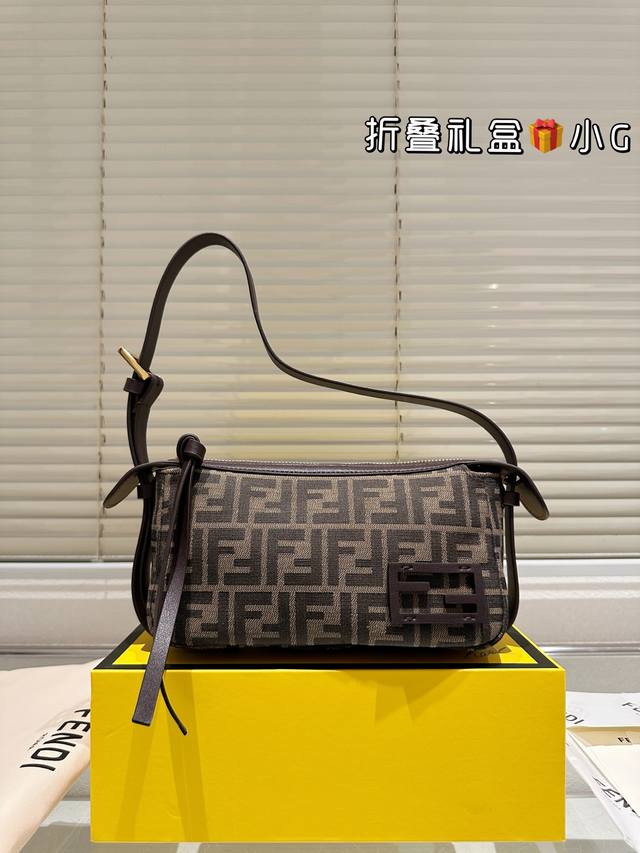 哇~芬迪最新包款出来了A Simply Fendi包 小欧为大家开箱啦色 有两段长度可调 可以有两个背法腋下 斜挎 自重很轻而且很百搭 容量也是妥妥的,日常通行 哇~芬迪最新包款出来了A Simply Fendi包 小欧为大家开箱啦色 有两段长度可调 可以有两个背法腋下 斜挎 自重很轻而且很百搭 容量也是妥妥的,日常通行