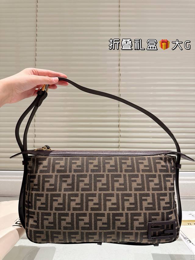 哇~芬迪最新包款出来了A Simply Fendi包 小欧为大家开箱啦色 有两段长度可调 可以有两个背法腋下 斜挎 自重很轻而且很百搭 容量也是妥妥的,日常通行 哇~芬迪最新包款出来了A Simply Fendi包 小欧为大家开箱啦色 有两段长度可调 可以有两个背法腋下 斜挎 自重很轻而且很百搭 容量也是妥妥的,日常通行