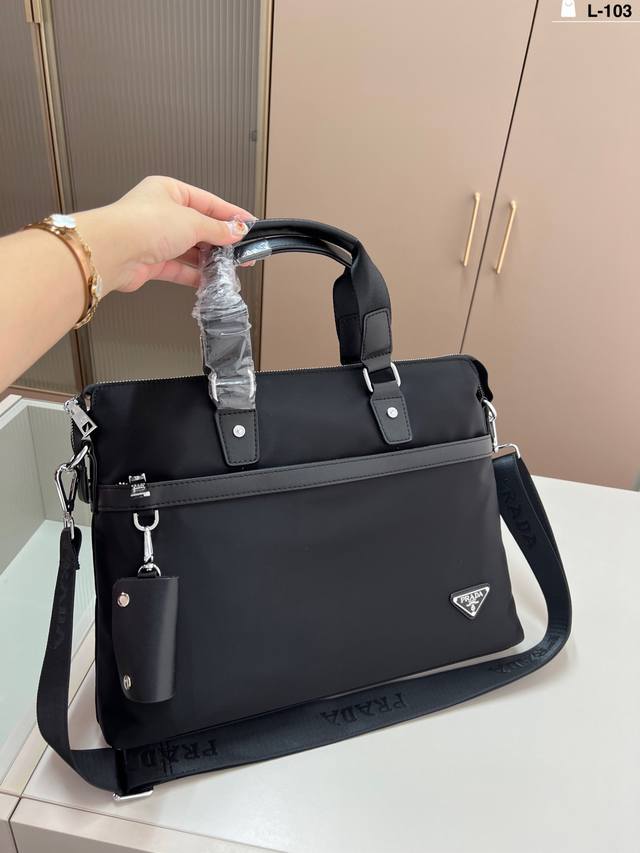 prada 普拉达男士帆布公文包斜挎包手提包 采用精湛镶嵌细工 经典百搭 实物拍摄 L-103尺寸40×30 prada 普拉达男士帆布公文包斜挎包手提包 采用精湛镶嵌细工 经典百搭 实物拍摄 L-103尺寸40×30