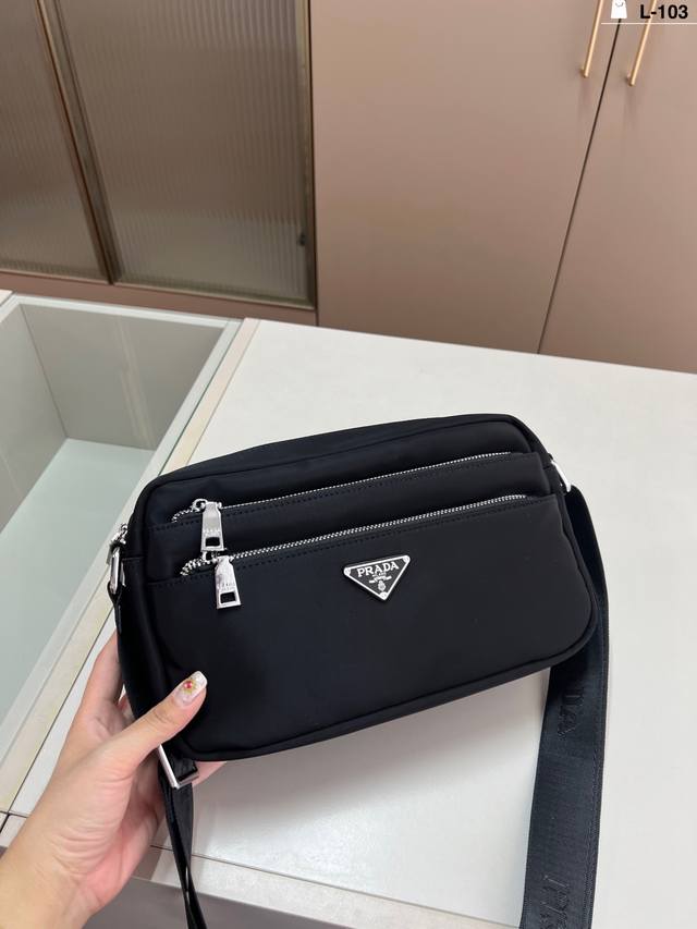 prada普拉达相机包 无论怎么搭配 都时尚潮流 随意洒脱 男女同款 L-103尺寸27×16 prada普拉达相机包 无论怎么搭配 都时尚潮流 随意洒脱 男女同款 L-103尺寸27×16