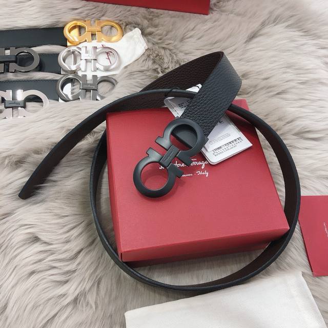 菲拉格慕这款皮带以现代风格重新演绎经典款Gancini扣饰。双面设计，双面可用 双面颜色搭配 一条带顶两条带用。一面黑色一面咖啡色。意大利进口牛皮。正反面使用可