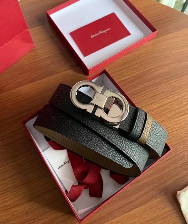 礼物 菲拉格慕这款时髦的双面皮带采用双色设计，柔软的牛皮经过手工处理，双面可用 一面黑色一面卡其色打造出极其柔韧的触感。Gancini扣饰饰有对比细节，风格时尚