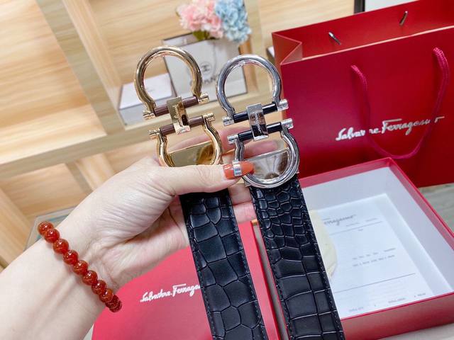 菲拉格慕 通用款 宽度：3.4Cm新款纯牛皮 搭配新款大气精致扣头追求高端 品味的体现Iphone实物实拍上身效果超好