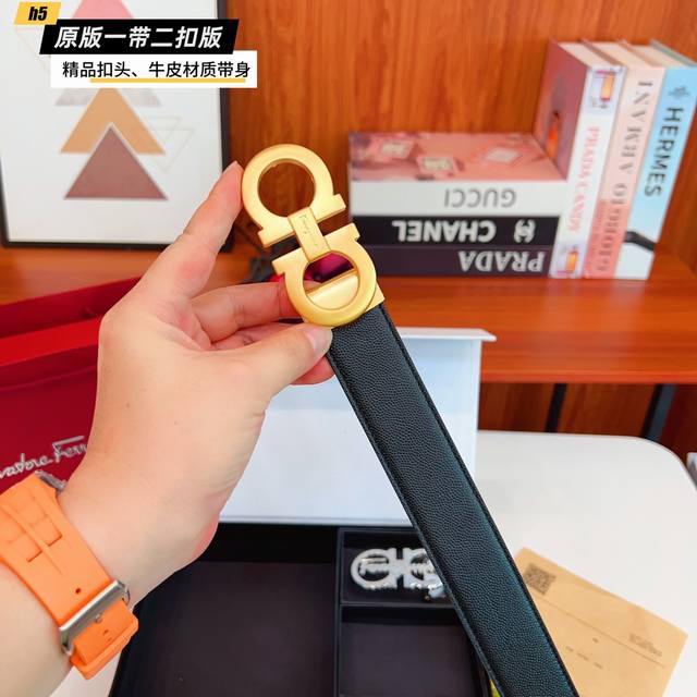 1带1扣 1带2扣 菲拉F家 双扣版 1带2扣 正版开模 此款腰带双面采用原厂牛皮带身,精密电镀标志性五金搭扣 对版专柜。3.5Cm 如需木盒40 1带1扣 1带2扣 菲拉F家 双扣版 1带2扣 正版开模 此款腰带双面采用原厂牛皮带身,精密电镀标志性五金搭扣 对版专柜。3.5Cm 如需木盒40
