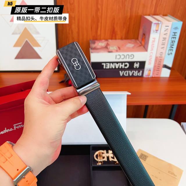 1带1扣 1带2扣 菲拉F家 滑道 双扣版 1带2扣 正版开模 此款腰带双面采用原厂牛皮带身,精密电镀标志性五金搭扣 对版专柜。3.8Cm 如需木盒40 1带1扣 1带2扣 菲拉F家 滑道 双扣版 1带2扣 正版开模 此款腰带双面采用原厂牛皮带身,精密电镀标志性五金搭扣 对版专柜。3.8Cm 如需木盒40