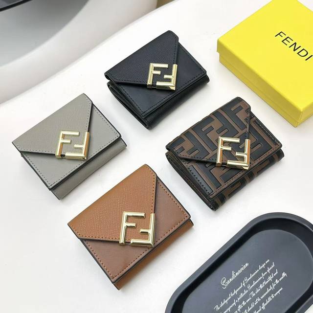 芬迪8352颜色 黑 黑棕 大象灰 棕尺寸11*9*3Fendi专柜最新款火爆登场!采用进口小牛皮,做工精致, 媲美专柜!多功能小钱包,超级实用! 芬迪8352颜色 黑 黑棕 大象灰 棕尺寸11*9*3Fendi专柜最新款火爆登场!采用进口小牛皮,做工精致, 媲美专柜!多功能小钱包,超级实用!