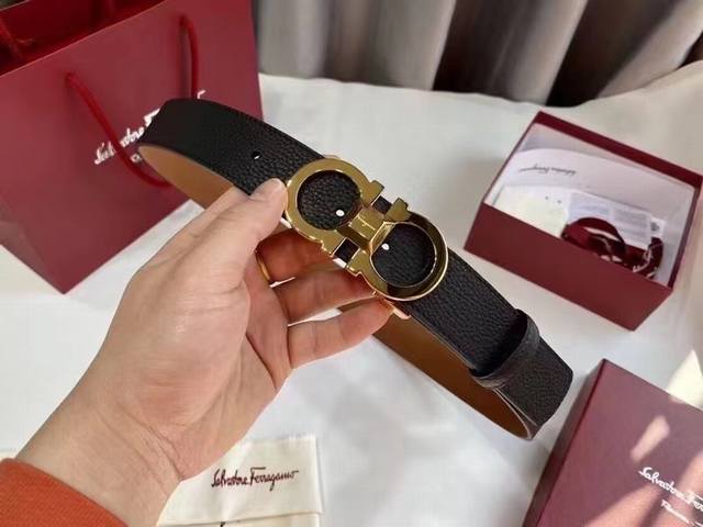 礼物 菲拉格慕这款时髦的双面皮带采用双色设计，柔软的牛皮经过手工处理，双面可用 一面黑色一面土黄打造出极其柔韧的触感。Gancini扣饰饰有对比细节，风格时尚现