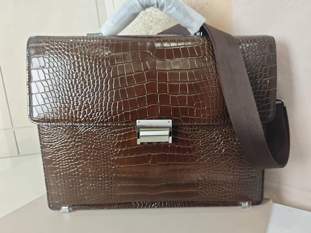 顶级专柜老鼠狠货2025最新火爆款万宝龙不锈钢密码锁手提公文包火爆款大量出货啦,叫嚣专柜货顶级原单货纸上谈兵吹牛皮的咱不会，请让狠货说话。款式可以复制抄袭，材料