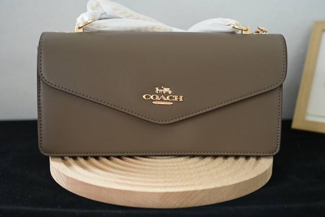 蔻驰新款Cbl99 Cbl98 信封风琴包Klare系列,真的好用到哭风琴褶设计,让看起来更有层次感,细节到位 尺寸26*13.5*7.5 蔻驰新款Cbl99 Cbl98 信封风琴包Klare系列,真的好用到哭风琴褶设计,让看起来更有层次感,细节到位 尺寸26*13.5*7.5