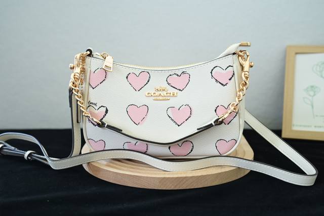 Coach 粉色爱心包,Cbs73 Cbs68 八月新款 七夕限定款哦~ Teri25的粉色爱心印花简直太美了~肩背斜挎背起来~~好好看 尺寸:19.5 12. Coach 粉色爱心包,Cbs73 Cbs68 八月新款 七夕限定款哦~ Teri25的粉色爱心印花简直太美了~肩背斜挎背起来~~好好看 尺寸:19.5 12.