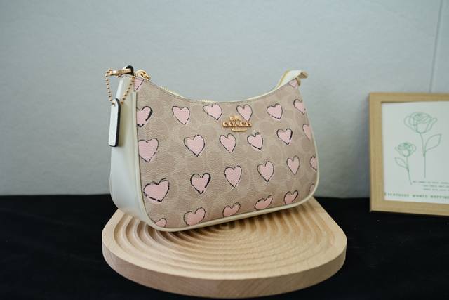 Coach 粉色爱心包,Cbs73 Cbs68 八月新款 七夕限定款哦~ Teri25的粉色爱心印花简直太美了~肩背斜挎背起来~~好好看 尺寸:24*7.5*1 Coach 粉色爱心包,Cbs73 Cbs68 八月新款 七夕限定款哦~ Teri25的粉色爱心印花简直太美了~肩背斜挎背起来~~好好看 尺寸:24*7.5*1