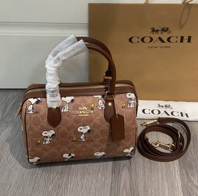 蔻驰新款 史努比联名包 Cbm33 Snoopy超级好看可爱出圈,时尚加 经典与可爱完美碰撞。随便搭配简约和,轻松拿捏时尚感,瞬间成为街头焦点 尺寸25Cm 蔻驰新款 史努比联名包 Cbm33 Snoopy超级好看可爱出圈,时尚加 经典与可爱完美碰撞。随便搭配简约和,轻松拿捏时尚感,瞬间成为街头焦点 尺寸25Cm