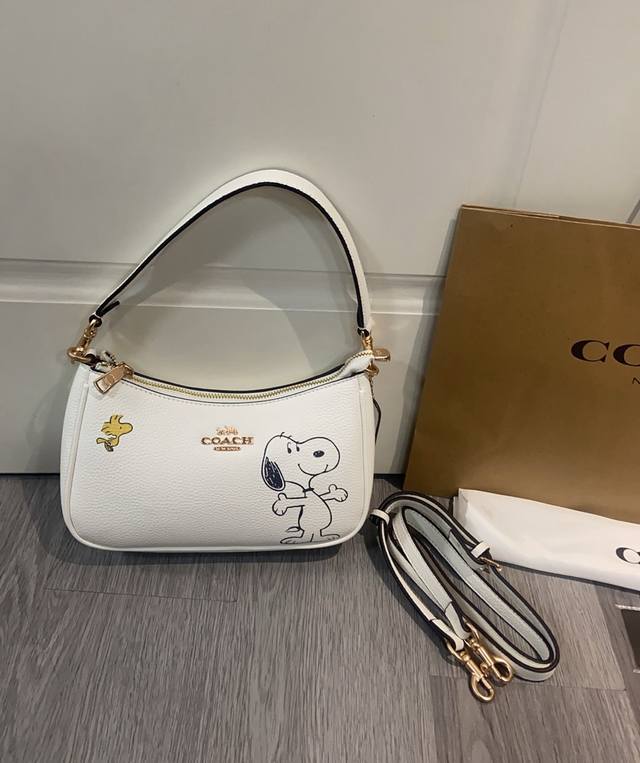 Coach. Cbj76六月新品史努比联名腋下麻将包 Coach 日本奥莱史努比限定每款都是可可爱爱的 超级卡哇伊 尺寸25Cm Coach. Cbj76六月新品史努比联名腋下麻将包 Coach 日本奥莱史努比限定每款都是可可爱爱的 超级卡哇伊 尺寸25Cm
