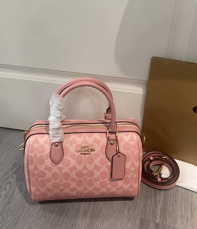 Cw377 C W376 Cv961 Coach新款 9月新品 Rowan波士顿桶包深棕老花拼红边 Coach 新版Rowan大号波士顿桶包 可手拎可斜挎 容量 Cw377 C W376 Cv961 Coach新款 9月新品 Rowan波士顿桶包深棕老花拼红边 Coach 新版Rowan大号波士顿桶包 可手拎可斜挎 容量