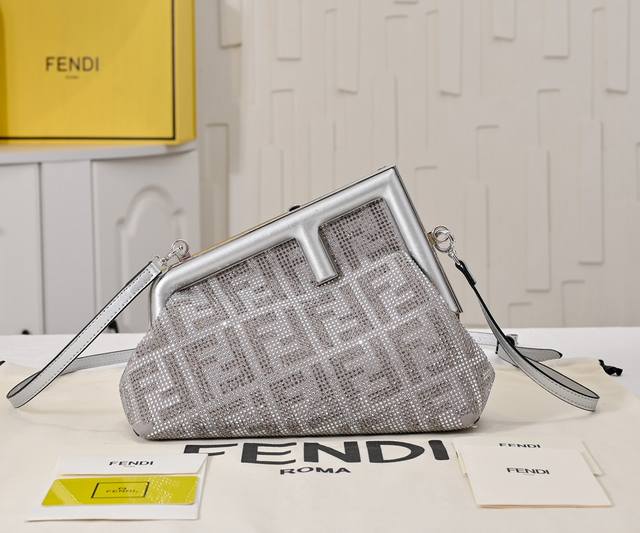 型号80016 全新Fend1 First来了!! 设计师Kim Jones主导下,设计的第一款Fend1,颠覆了以往的包型,金属包边大Logo锁扣加上包身设计 型号80016 全新Fend1 First来了!! 设计师Kim Jones主导下,设计的第一款Fend1,颠覆了以往的包型,金属包边大Logo锁扣加上包身设计