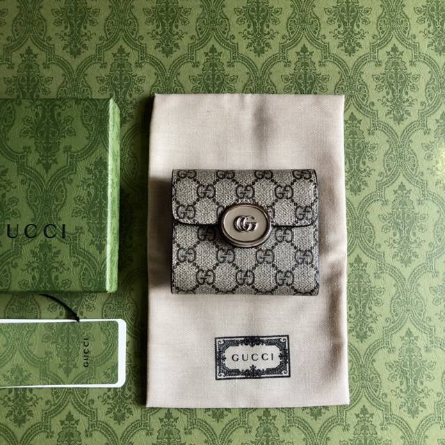 顶配版 经典双G元素以迷你尺寸呈现于迷你Gg系列各式全新皮具之上,为该知名标识注入一抹含蓄内敛的气韵。优雅迷人的钯金效果标识与纯色皮革及Gg Supreme帆布 顶配版 经典双G元素以迷你尺寸呈现于迷你Gg系列各式全新皮具之上,为该知名标识注入一抹含蓄内敛的气韵。优雅迷人的钯金效果标识与纯色皮革及Gg Supreme帆布