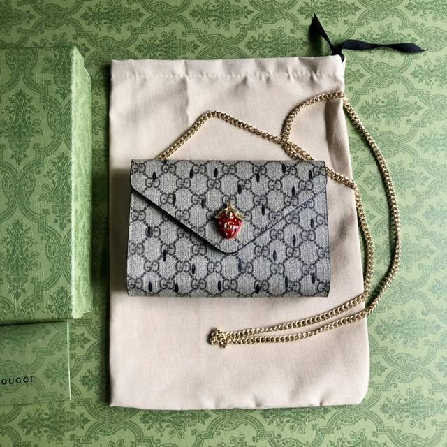 顶配版 水果图案承载着品牌趣意盎然的叙事理念,不断为设计增添亮色。草莓以多种多样的形式演绎,经常与标志性品牌设计元素搭配亮相。在这款米色和乌木色Gg Supre 顶配版 水果图案承载着品牌趣意盎然的叙事理念,不断为设计增添亮色。草莓以多种多样的形式演绎,经常与标志性品牌设计元素搭配亮相。在这款米色和乌木色Gg Supre