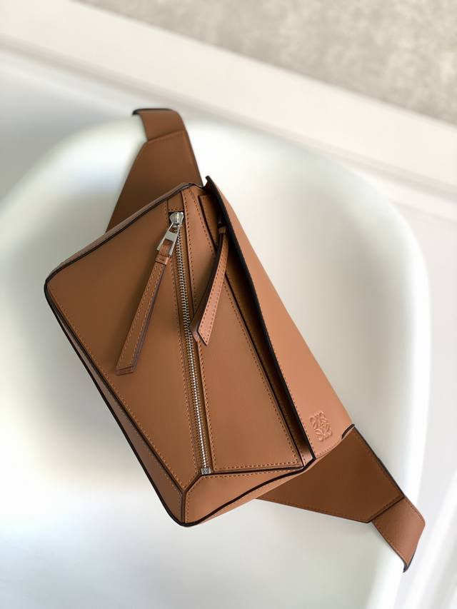 Lo*We新款经典puzzle 腰包 牛皮革puzzle 手袋是创意总监乔纳森 安德 Jonathananderson 为Loewe推出的首次亮相手提包*长方体 Lo*We新款经典puzzle 腰包 牛皮革puzzle 手袋是创意总监乔纳森 安德 Jonathananderson 为Loewe推出的首次亮相手提包*长方体