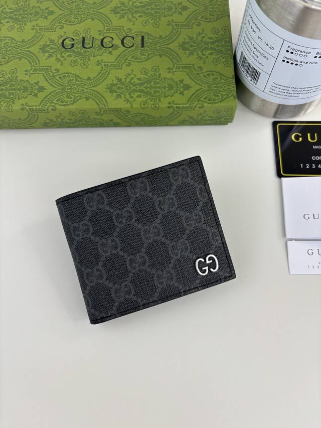 Guccl 钱包，新推系列纤薄且小巧的小皮件焕新融蕴多种绚丽色彩，以充满对比美感的双色调设计令点缀于包身的Gg标识风采尽绽。这款钱包以白色Gg Supreme帆