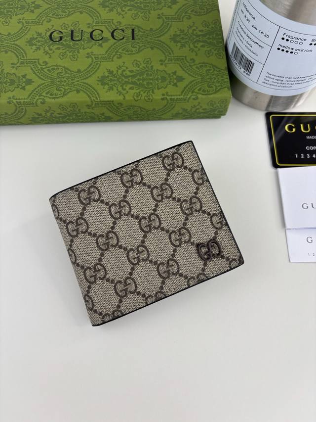 Guccl 钱包，新推系列纤薄且小巧的小皮件焕新融蕴多种绚丽色彩，以充满对比美感的双色调设计令点缀于包身的Gg标识风采尽绽。这款钱包以啡色Gg Supreme帆