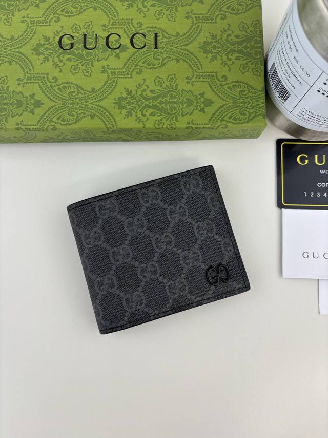 Guccl 钱包，新推系列纤薄且小巧的小皮件焕新融蕴多种绚丽色彩，以充满对比美感的双色调设计令点缀于包身的Gg标识风采尽绽。这款钱包以黑色Gg Supreme帆